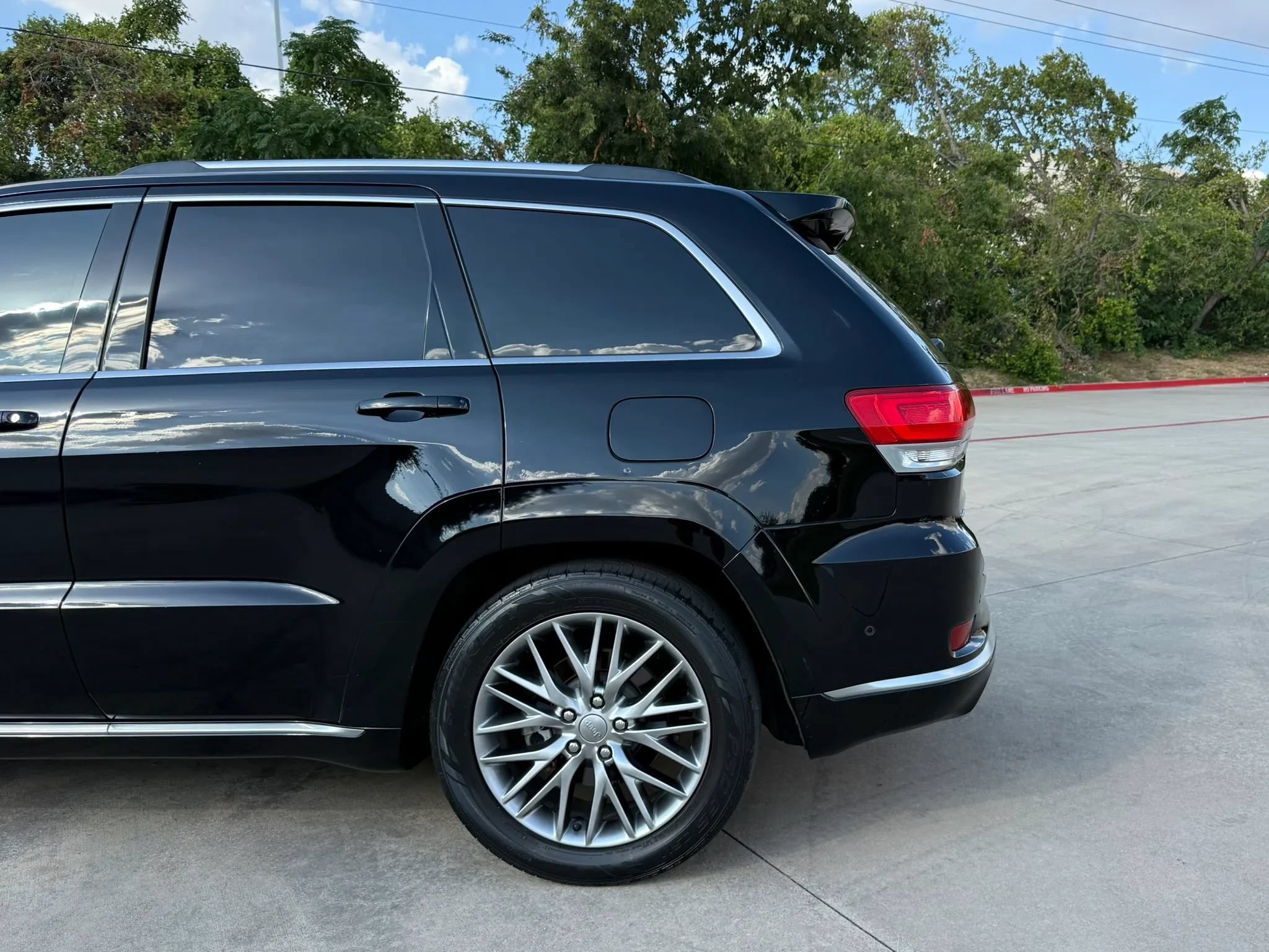 Used 2017 Jeep Grand Cherokee Summit w/ Platinum Series Group AWD/4WD image 17
