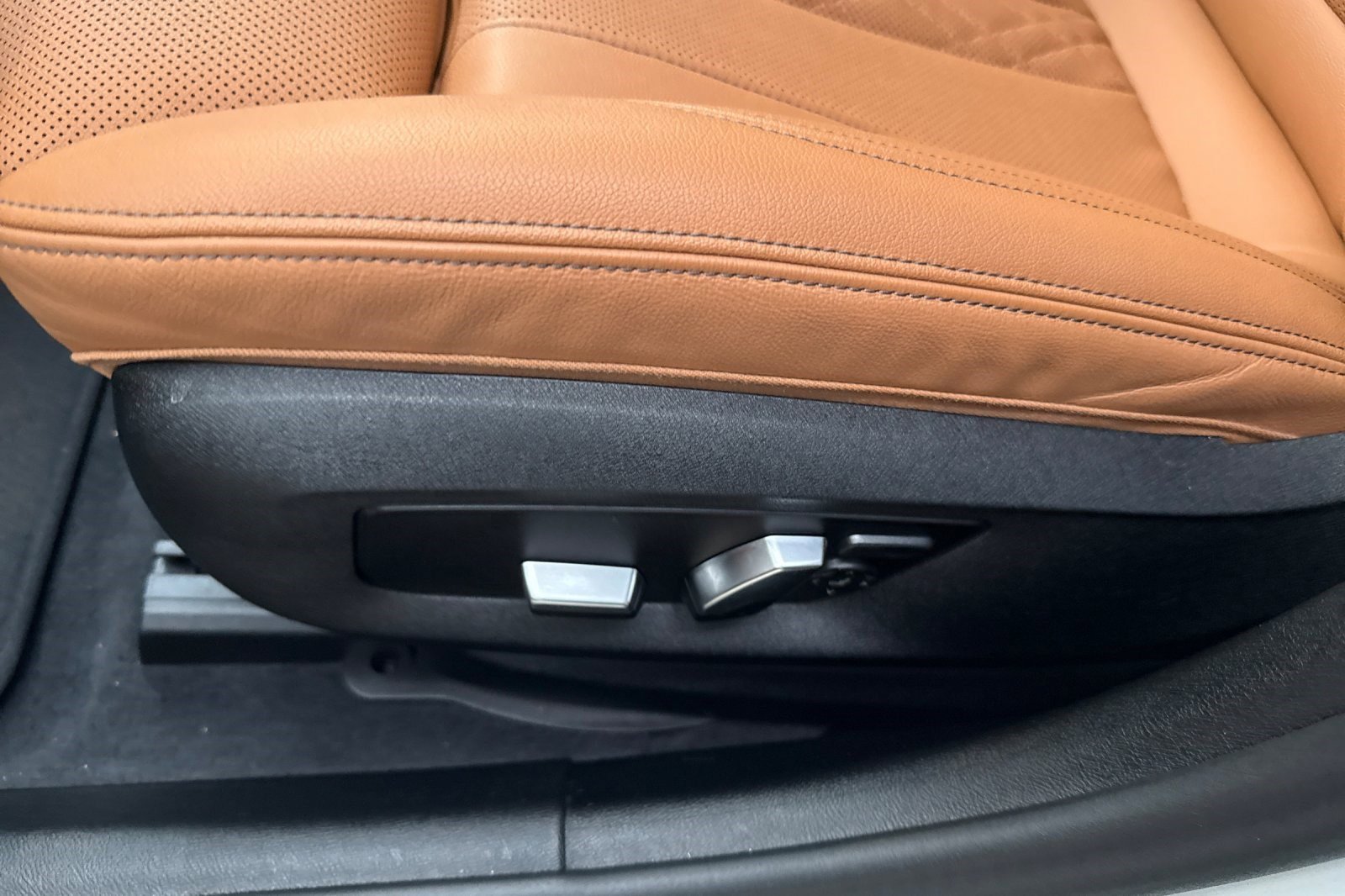 Certified 2023 BMW 530e xDrive w/ M Sport Package image 14