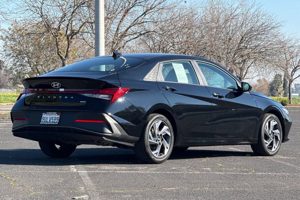 Used 2025 Hyundai Elantra SEL image 4