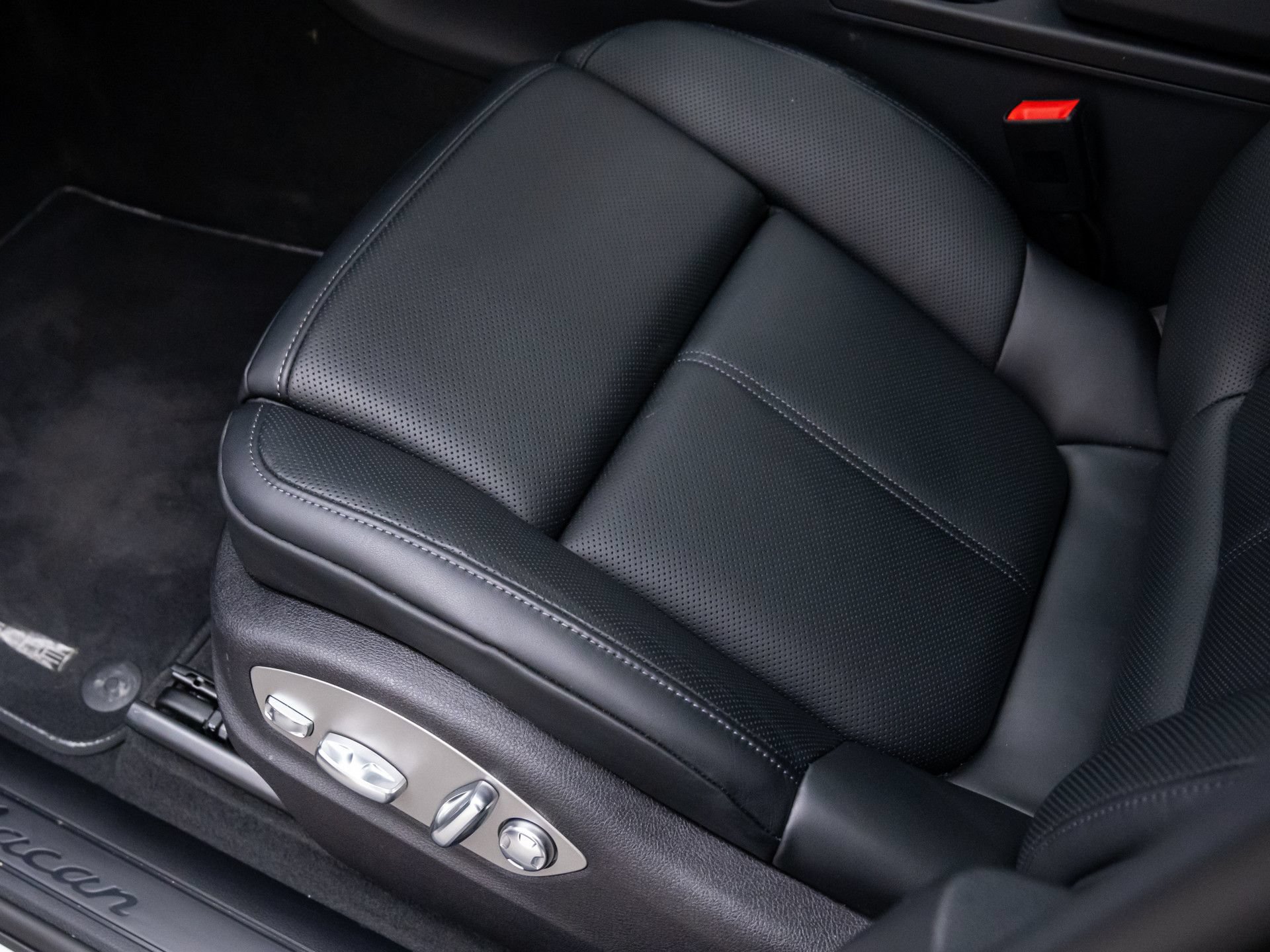 Certified 2026 Porsche Macan AWD/4WD image 17