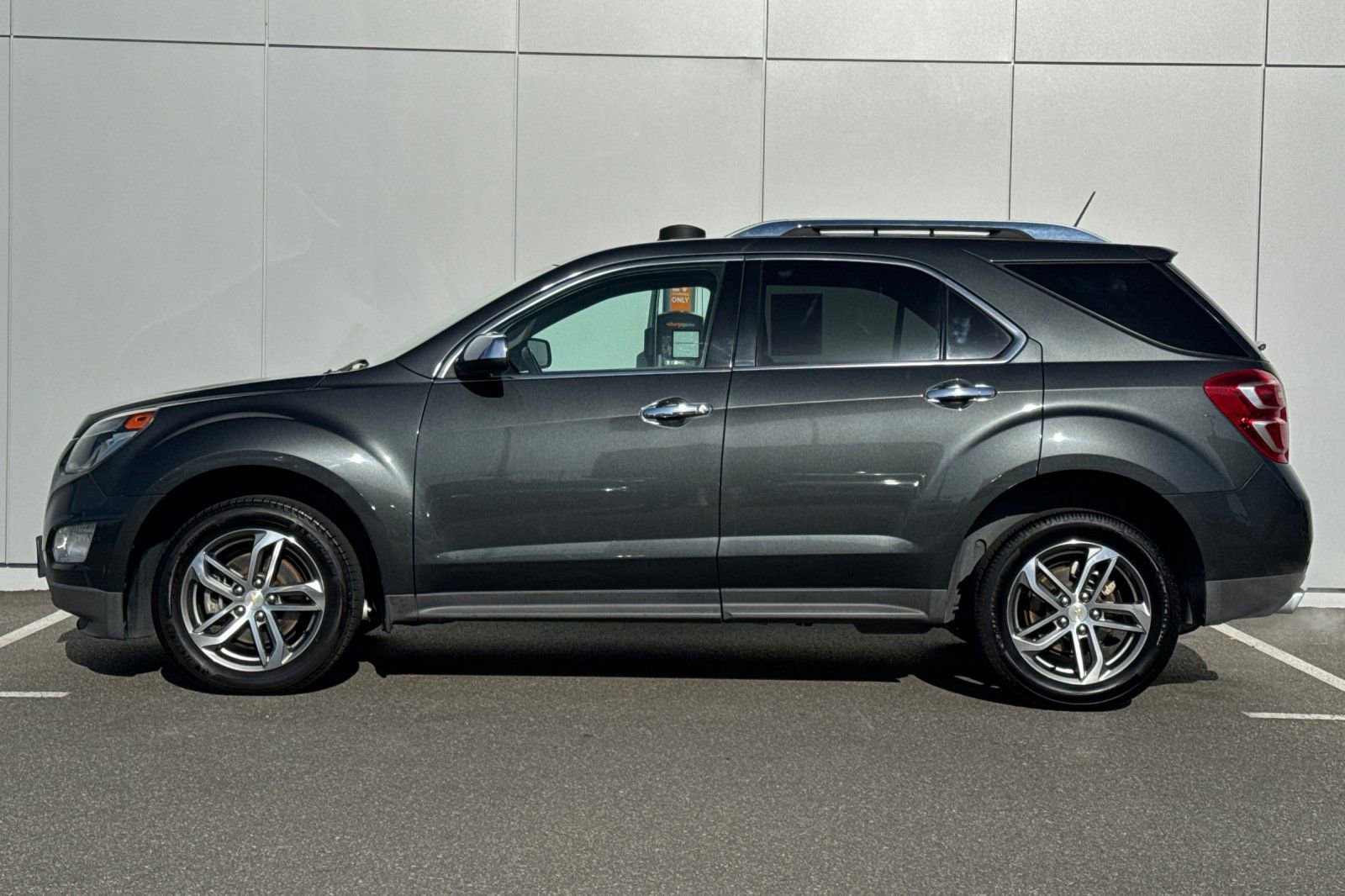 Used 2017 Chevrolet Equinox Premier w/ Enhanced Convenience Package AWD/4WD image 2