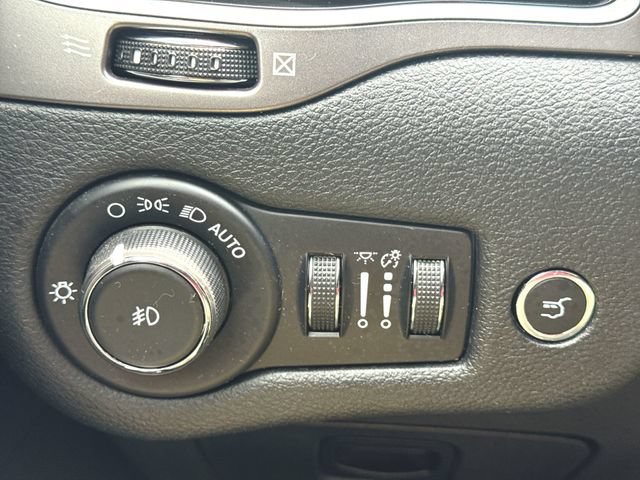 Used 2019 Jeep Cherokee Limited AWD/4WD image 18