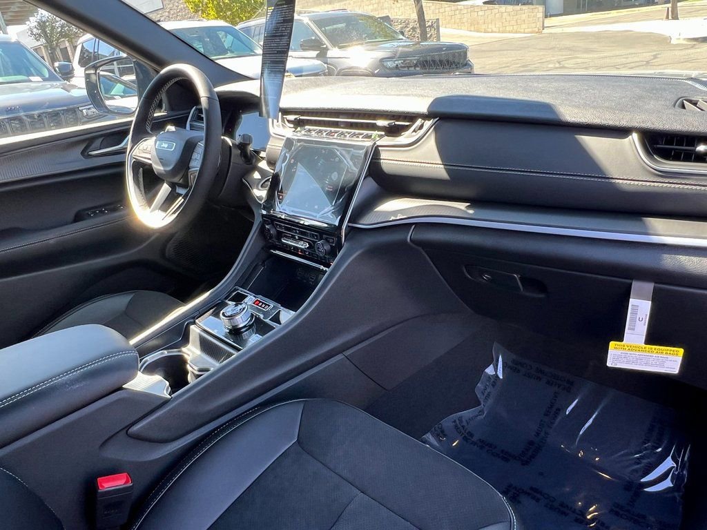 New 2025 Jeep Grand Cherokee L Altitude image 11
