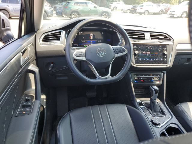 Certified 2024 Volkswagen Tiguan SE w/ Panoramic Sunroof Package AWD/4WD image 11