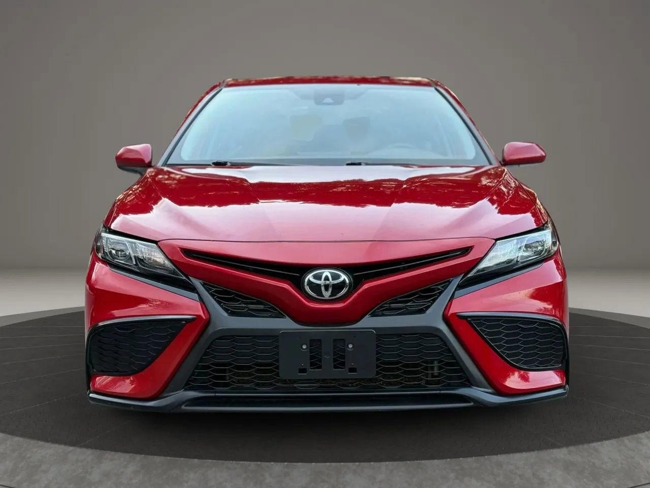 Used 2021 Toyota Camry SE image 2