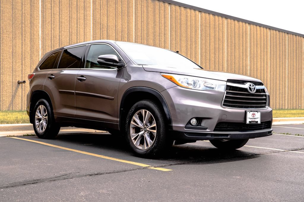 Used 2016 Toyota Highlander Plus AWD/4WD image 2