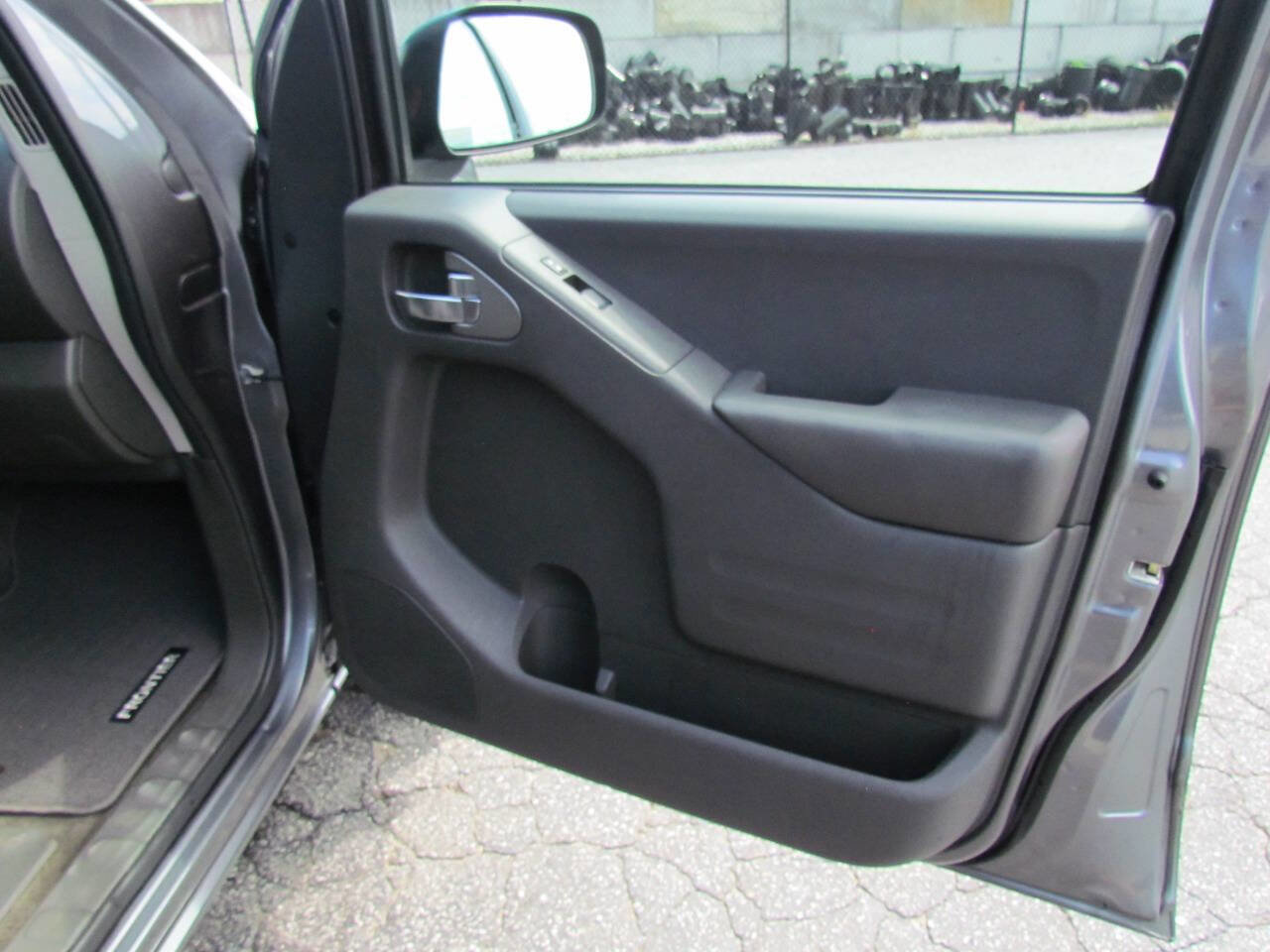 Used 2018 Nissan Frontier SV image 14