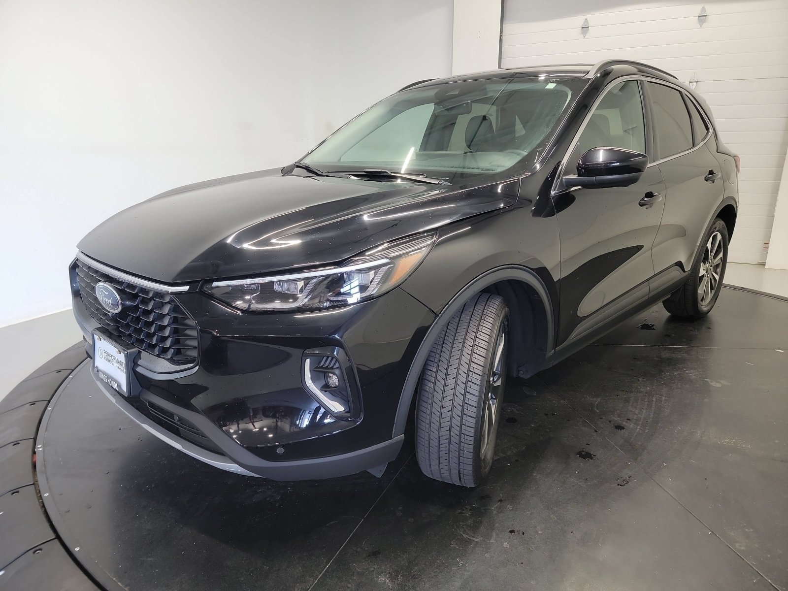 Used 2023 Ford Escape Platinum AWD/4WD image 3