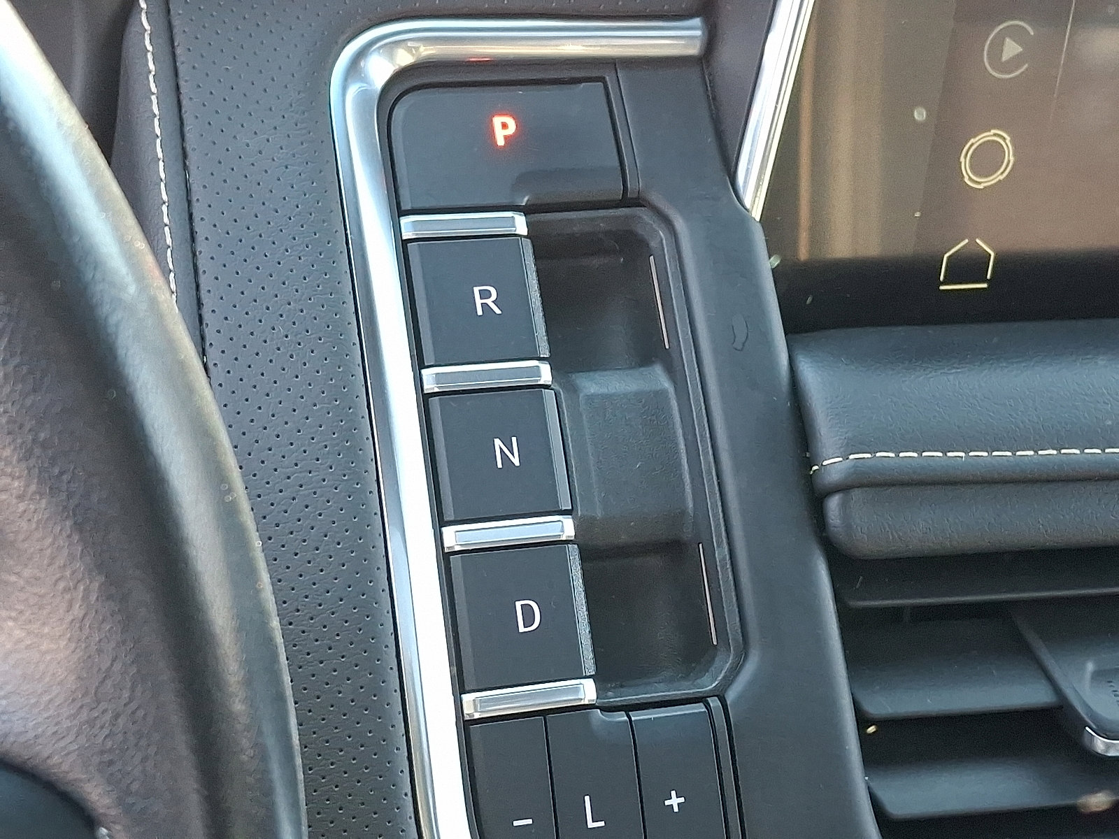 Used 2022 GMC Yukon SLT w/ SLT Premium Package image 15