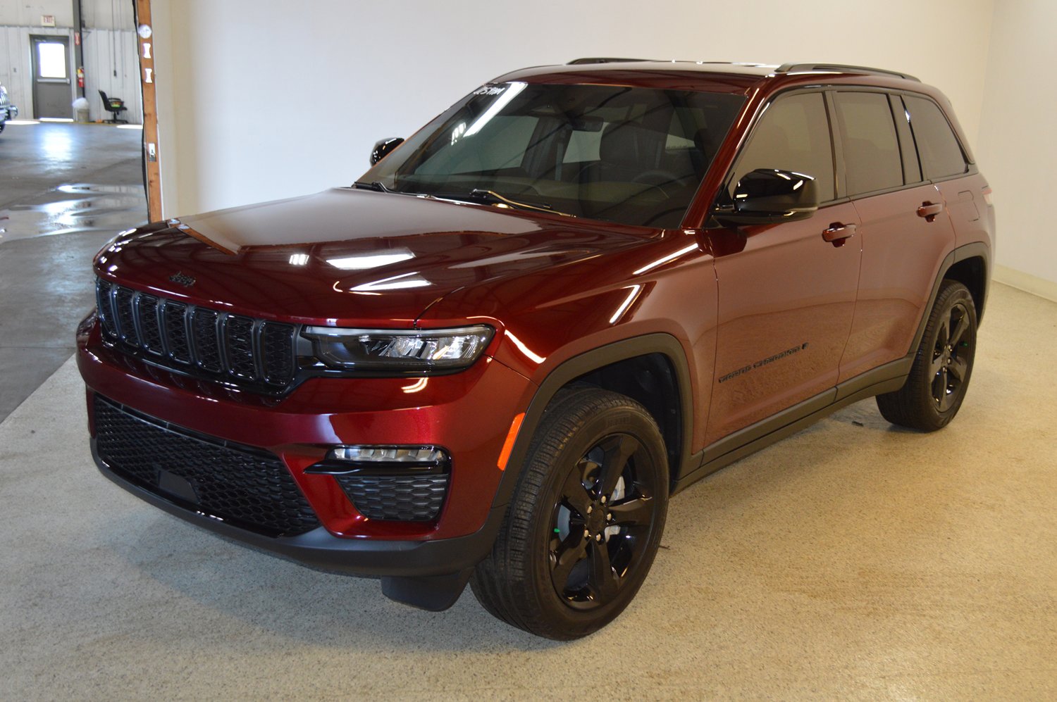 Used 2025 Jeep Grand Cherokee Limited w/ Black Appearance Package image 7