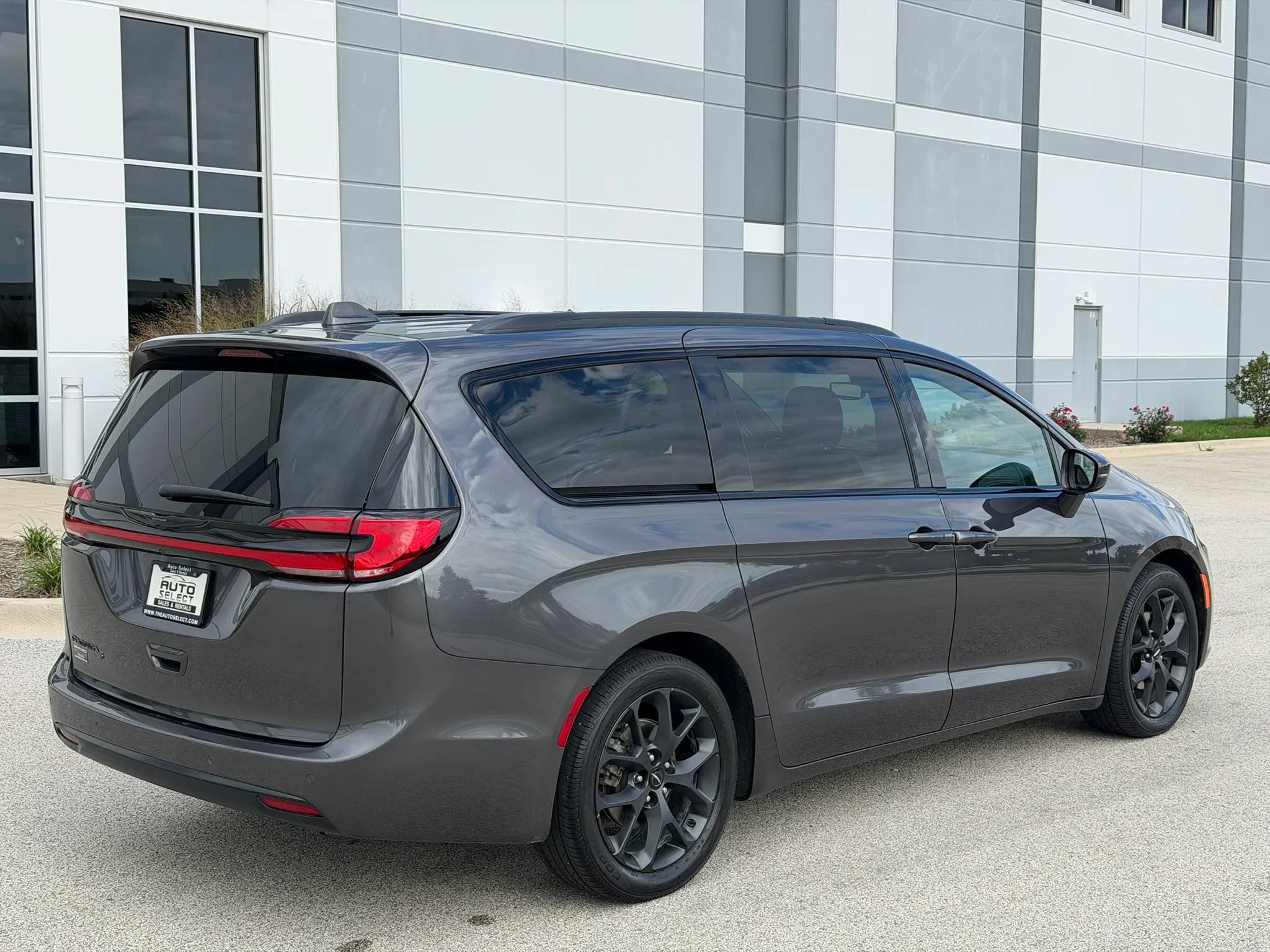 Used 2021 Chrysler Pacifica Touring w/ S Appearance Package FWD image 5