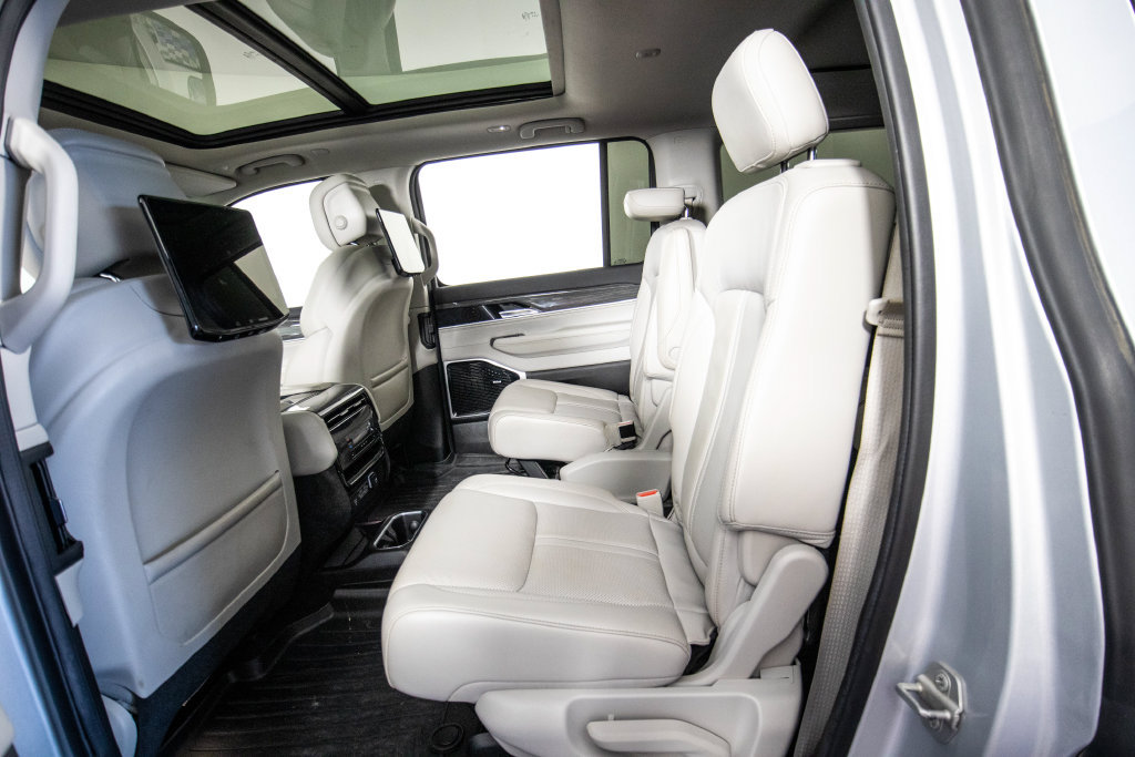Used 2022 Jeep Wagoneer Series III w/ Premium Group I AWD/4WD image 10