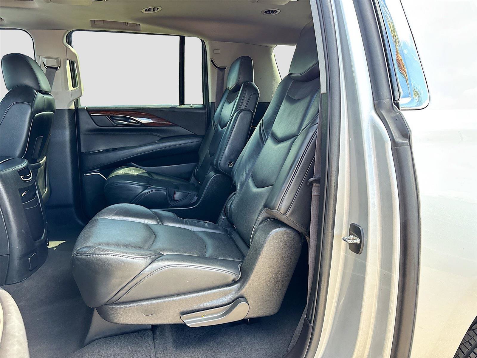 Used 2015 Cadillac Escalade ESV Luxury RWD image 25