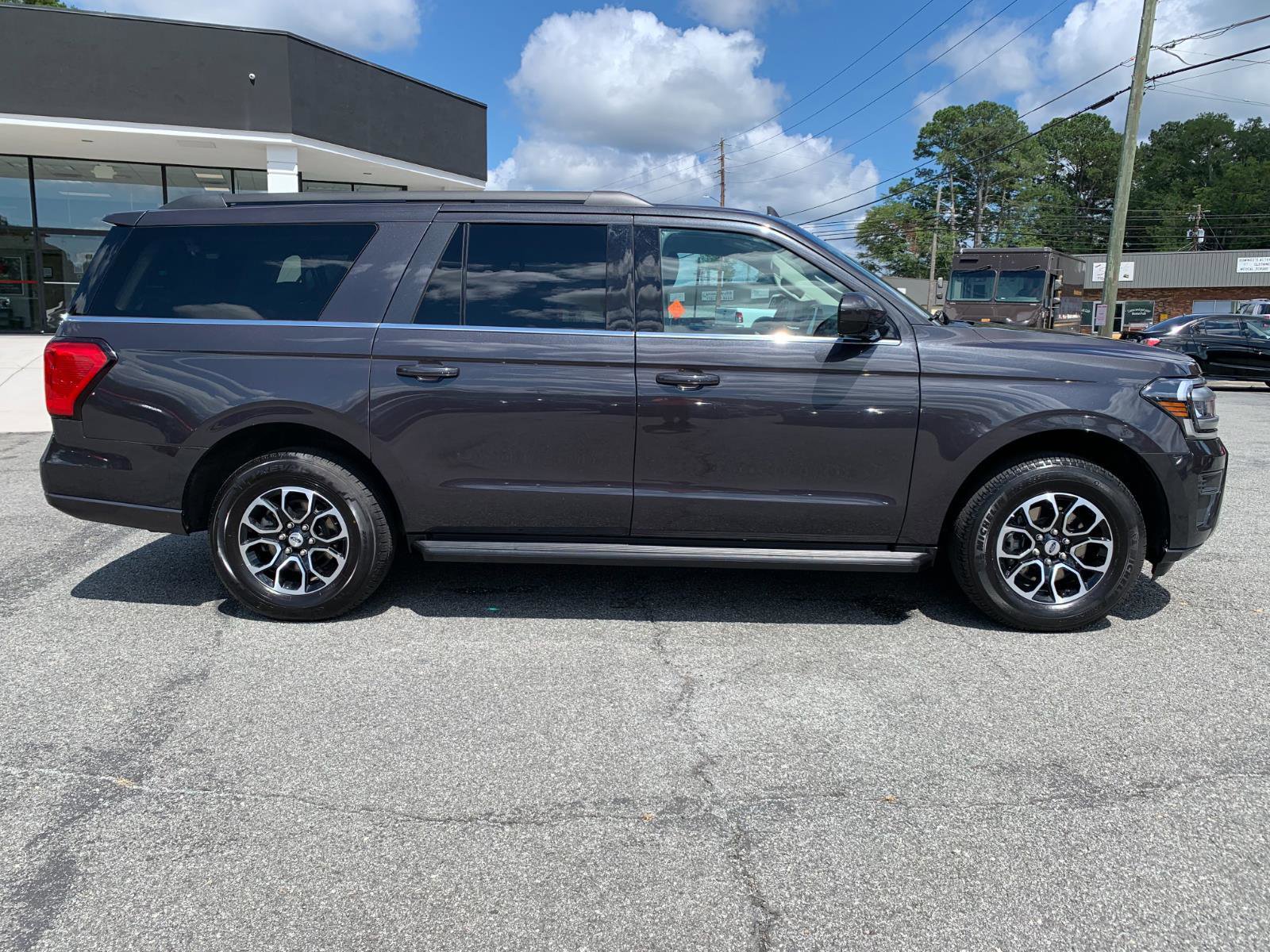 Used 2024 Ford Expedition Max XLT image 2