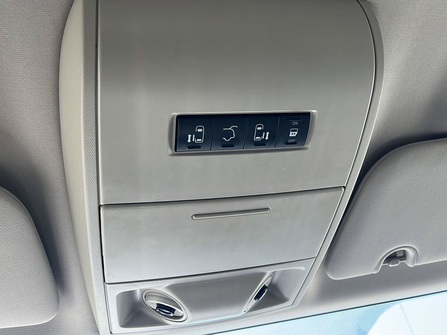 Used 2016 Chrysler Town & Country Touring FWD image 17