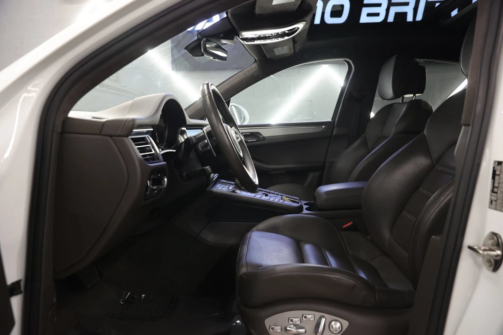 Used 2020 Porsche Macan Turbo AWD/4WD image 11
