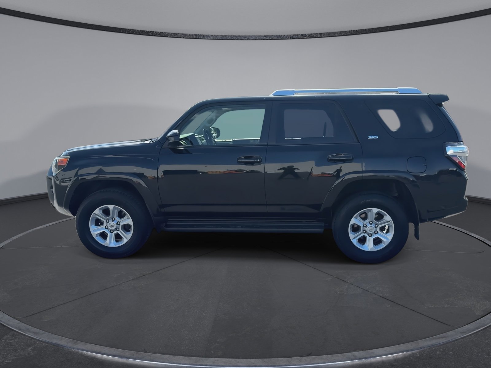 Used 2018 Toyota 4Runner SR5 AWD/4WD image 4