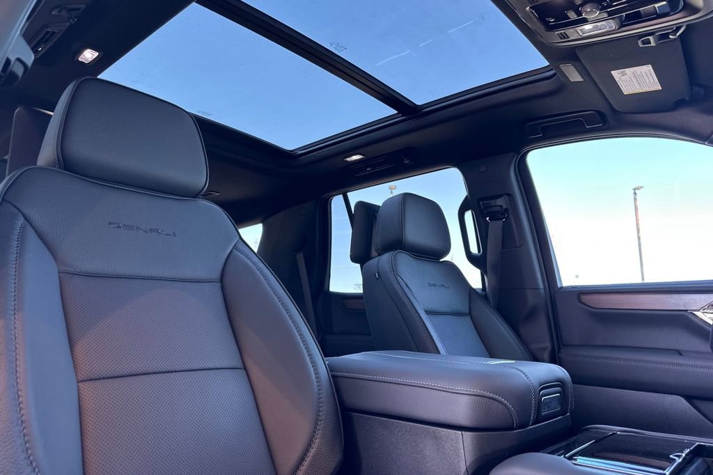 New 2026 GMC Yukon Denali w/ Denali Reserve Package AWD/4WD image 17