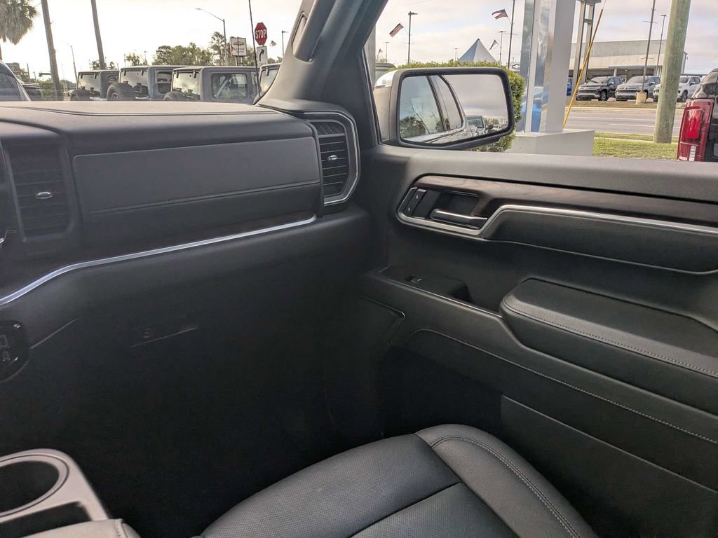 Used 2025 GMC Sierra 1500 SLT AWD/4WD image 16