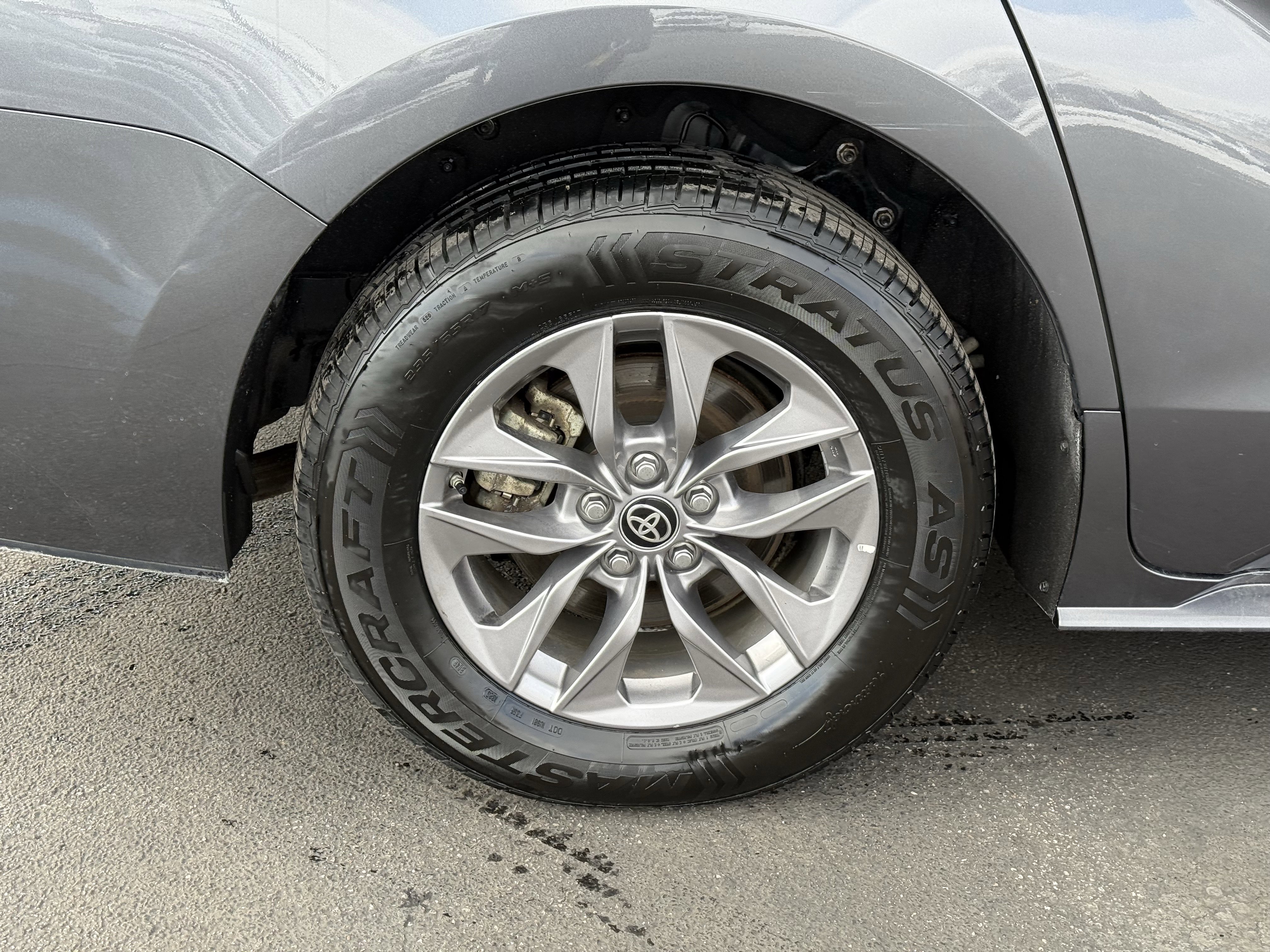 Used 2025 Toyota Sienna XLE image 11