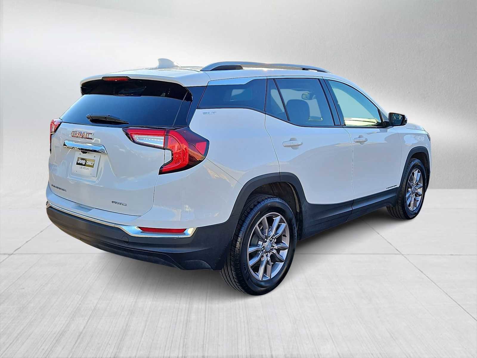 Used 2024 GMC Terrain SLT image 8