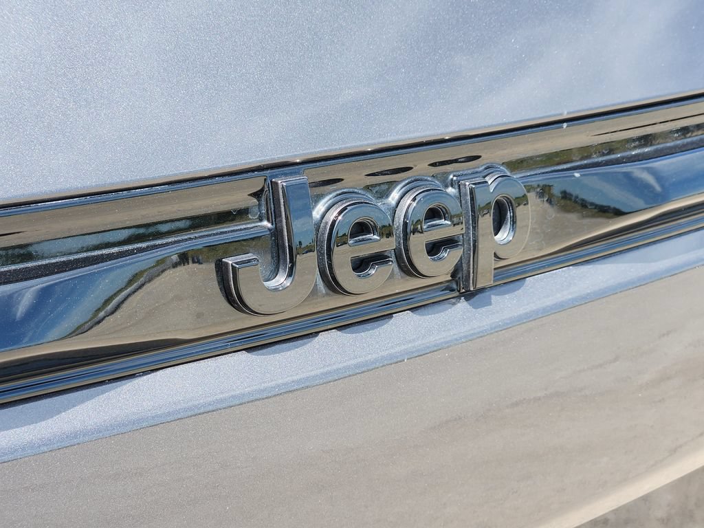 Used 2023 Jeep Grand Cherokee Altitude RWD image 12