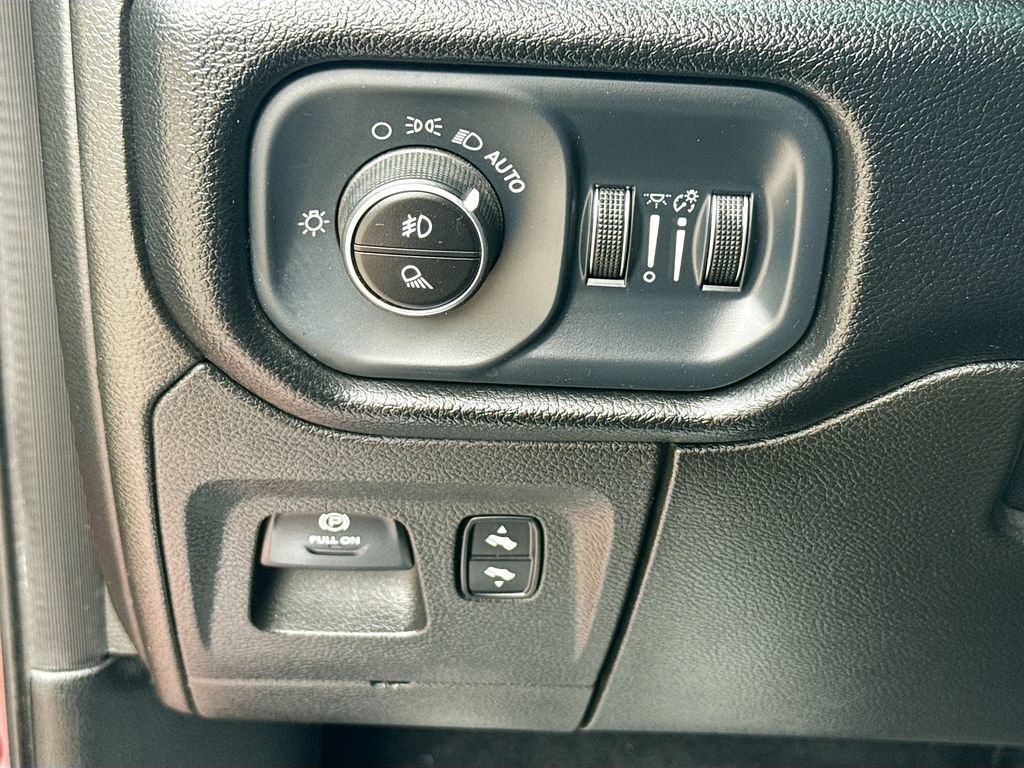 Used 2019 RAM 1500 Laramie AWD/4WD image 10