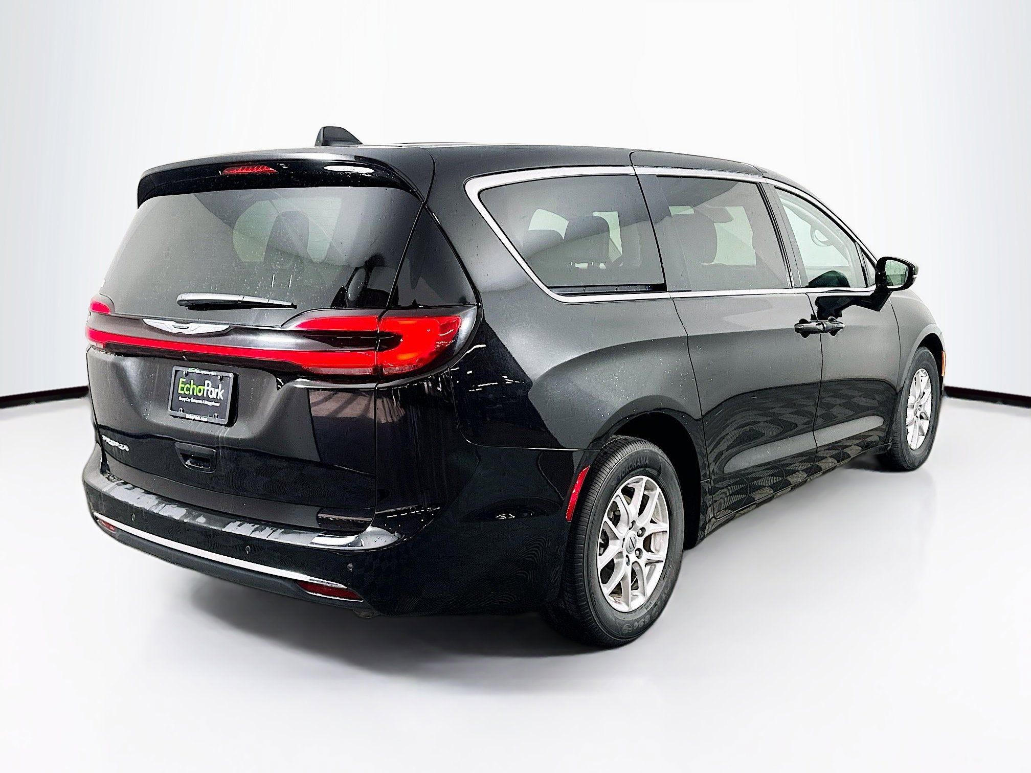 Used 2024 Chrysler Pacifica Touring-L image 9