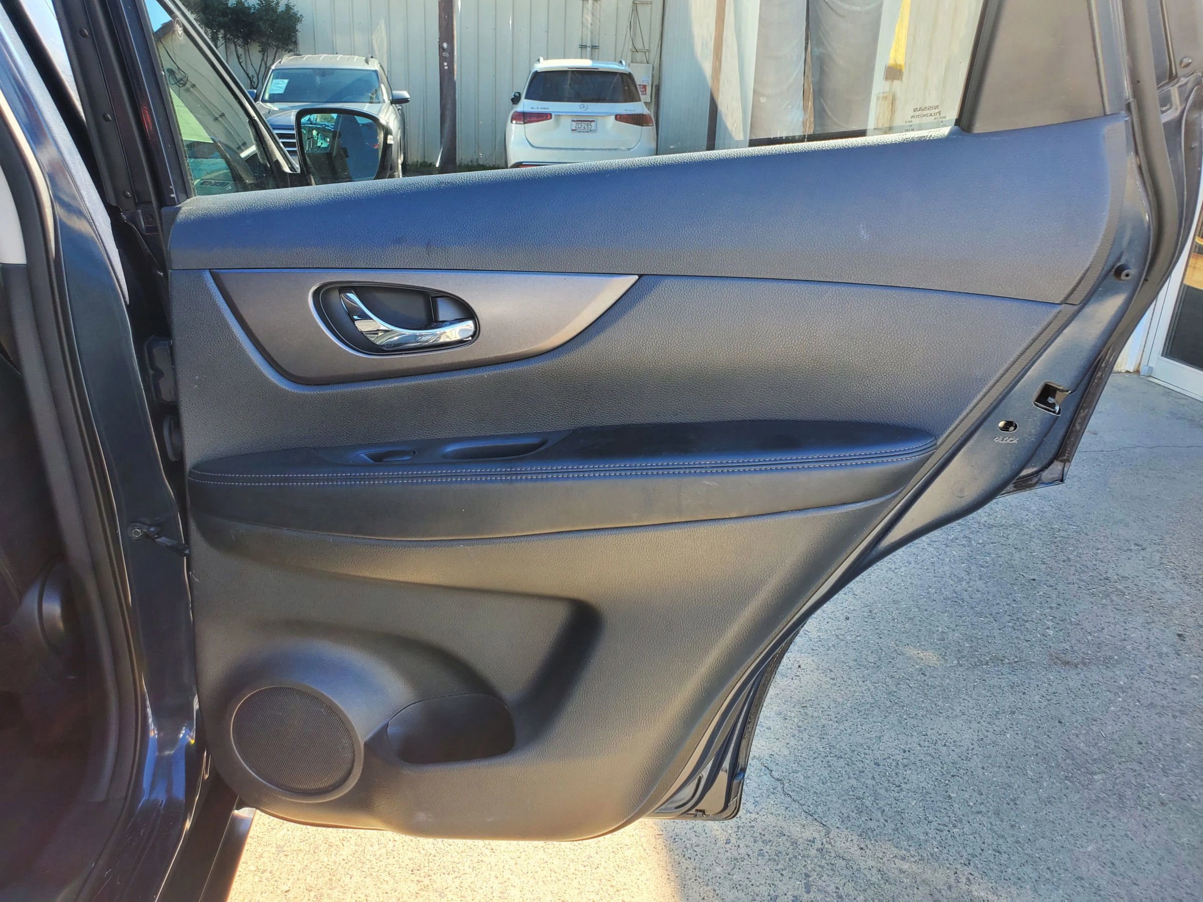 Used 2016 Nissan Rogue SV w/ SV Premium Package image 18