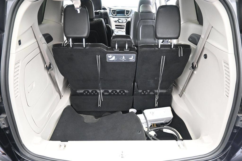 Used 2020 Chrysler Pacifica Limited FWD image 31
