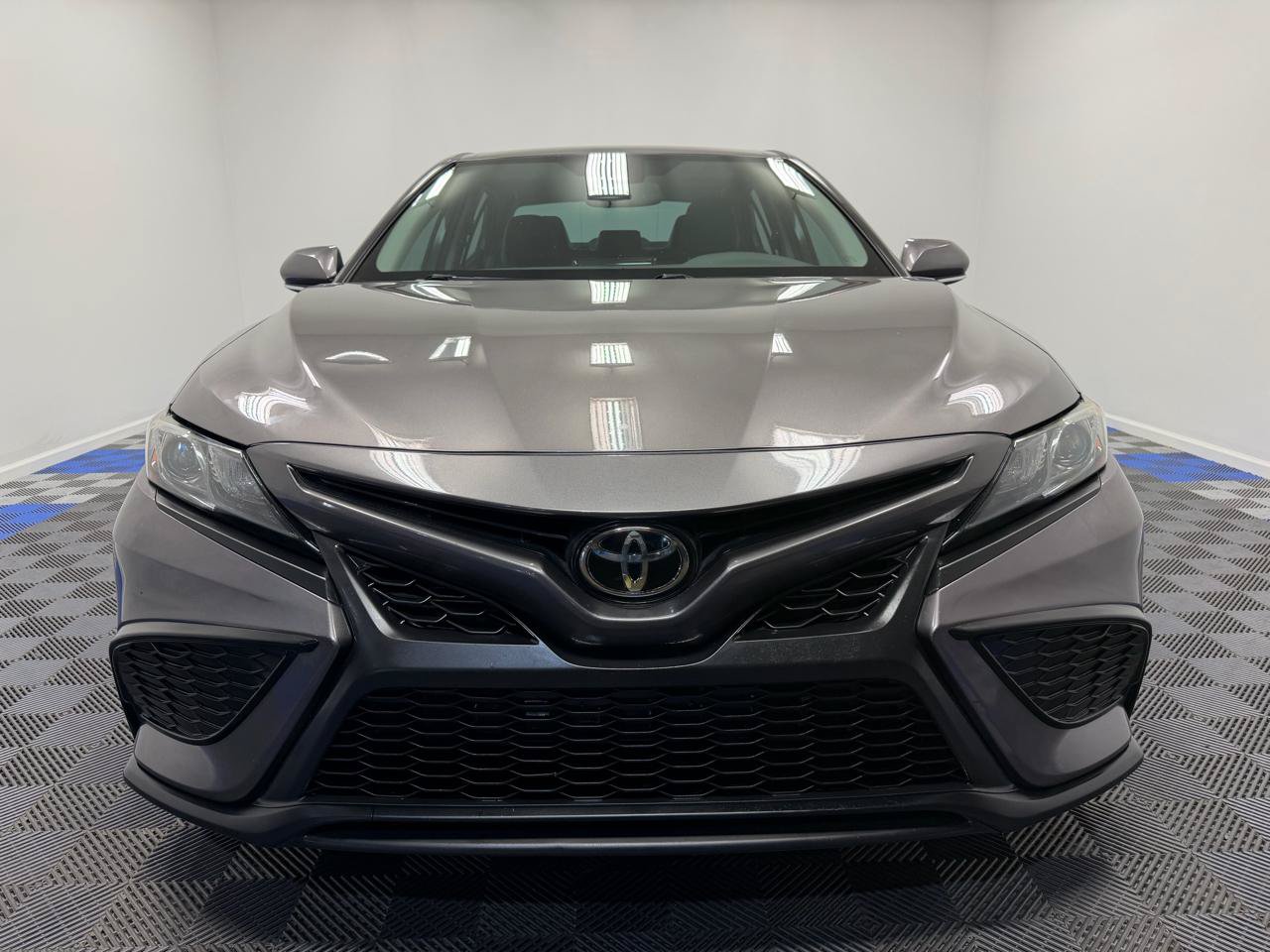 Used 2021 Toyota Camry SE w/ Convenience Package FWD image 2