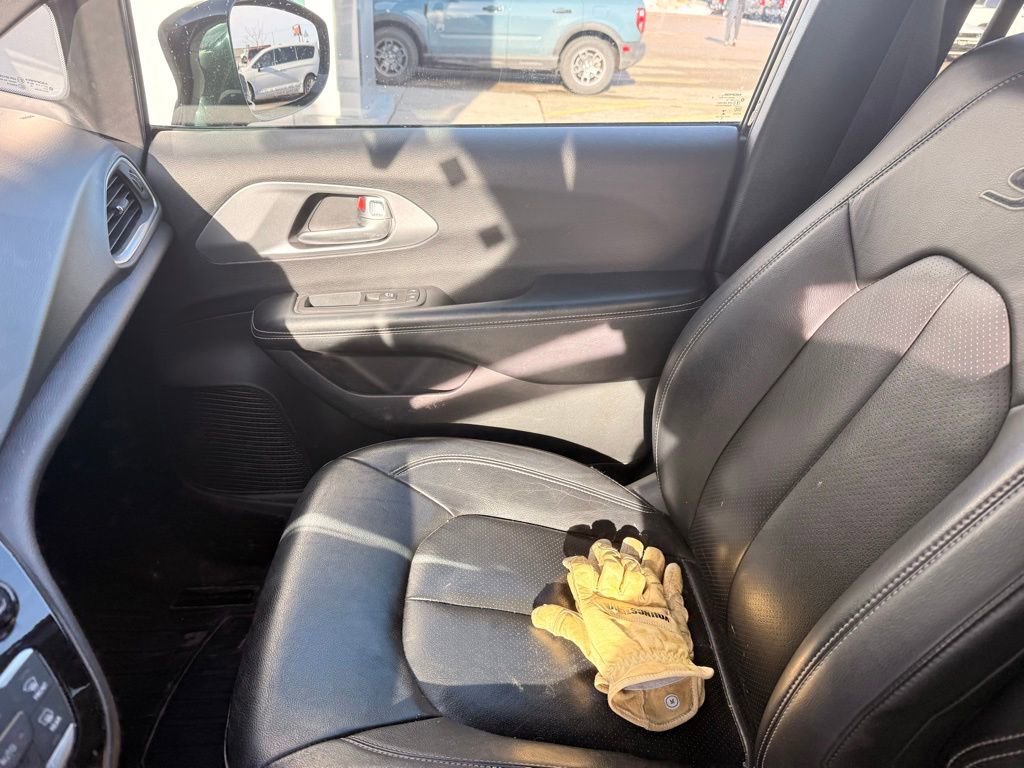 Used 2018 Chrysler Pacifica Touring-L Plus w/ S Appearance Package image 12