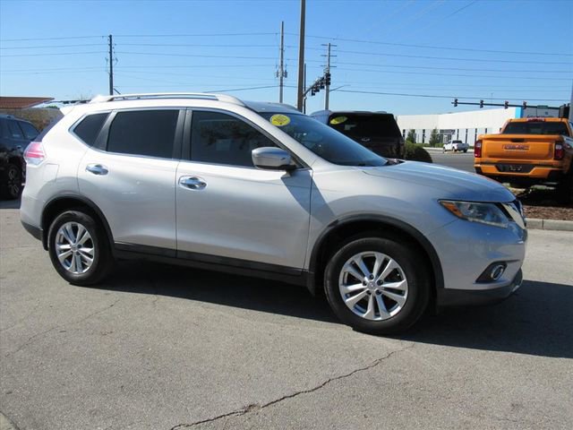Used 2015 Nissan Rogue SV image 2