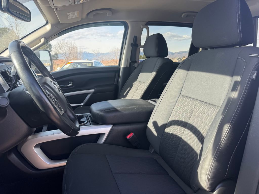 Used 2019 Nissan Titan SV w/ SV Convenience Package image 7