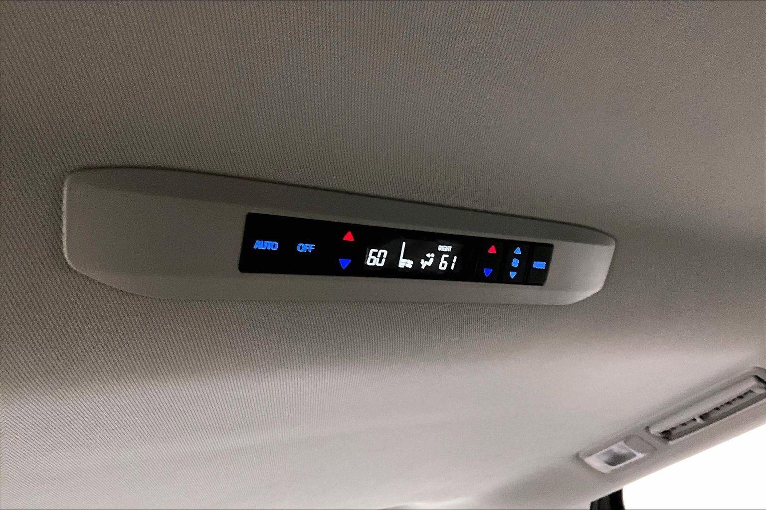 Used 2023 Toyota Sienna XLE FWD image 33