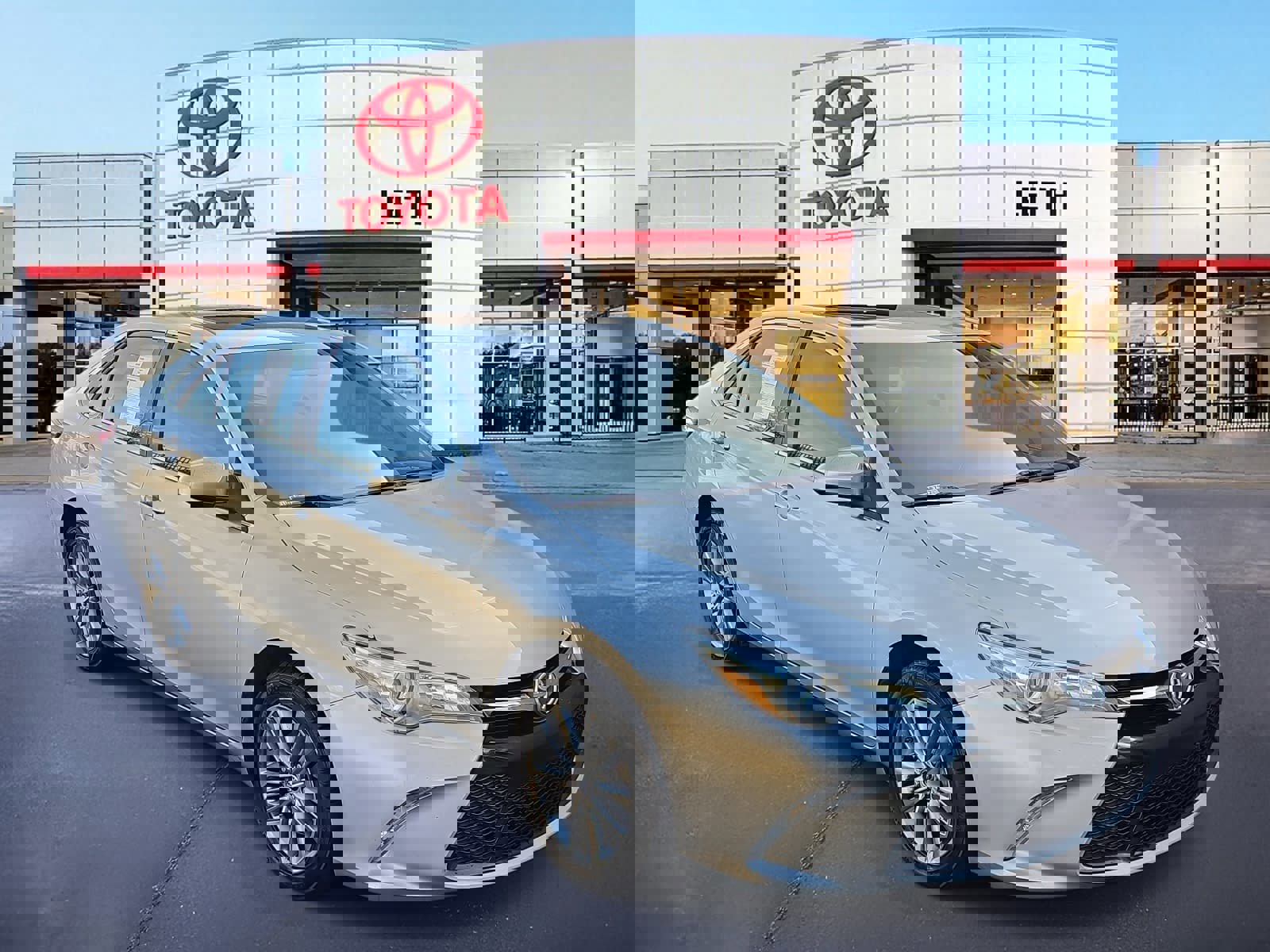 Used 2015 Toyota Camry SE w/ Moonroof Package image 3