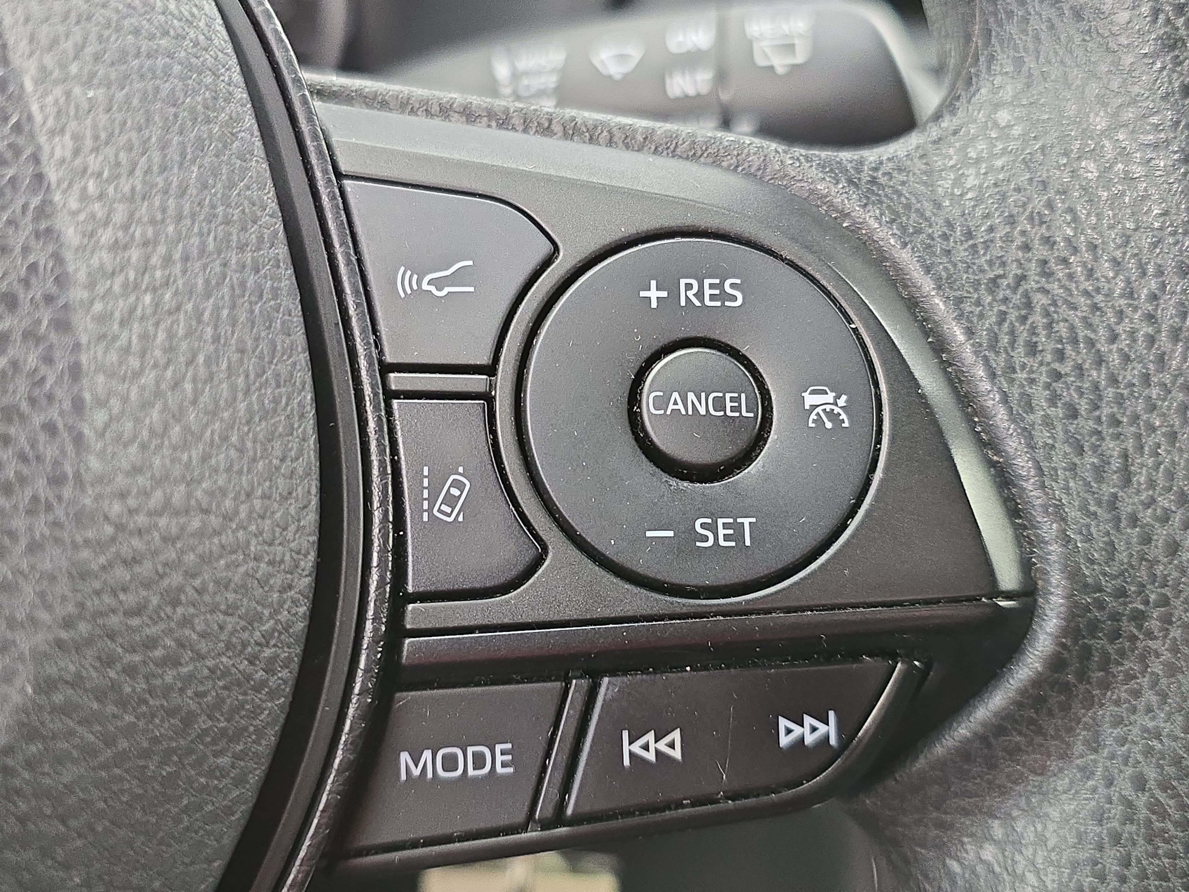 Used 2019 Toyota RAV4 LE FWD image 17
