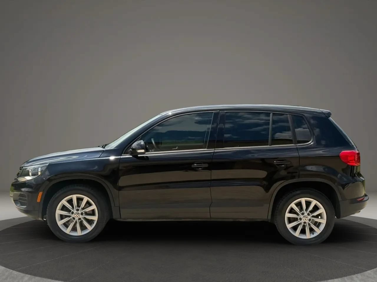 Used 2017 Volkswagen Tiguan Limited w/ Alloy Wheels Package AWD/4WD image 6