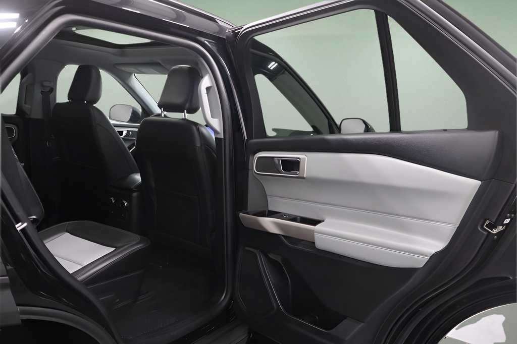 Used 2023 Ford Explorer XLT w/ Equipment Group 202A AWD/4WD image 18