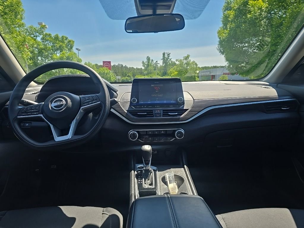 Used 2025 Nissan Altima 2.5 SV FWD image 12