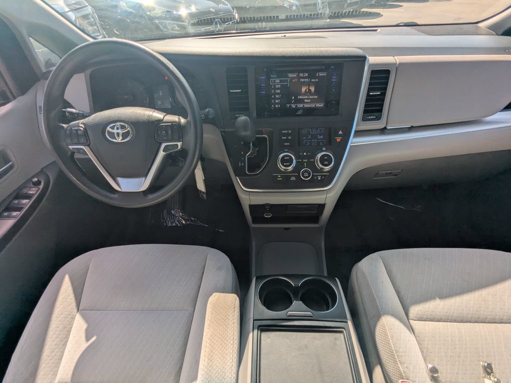 Used 2017 Toyota Sienna LE FWD image 2