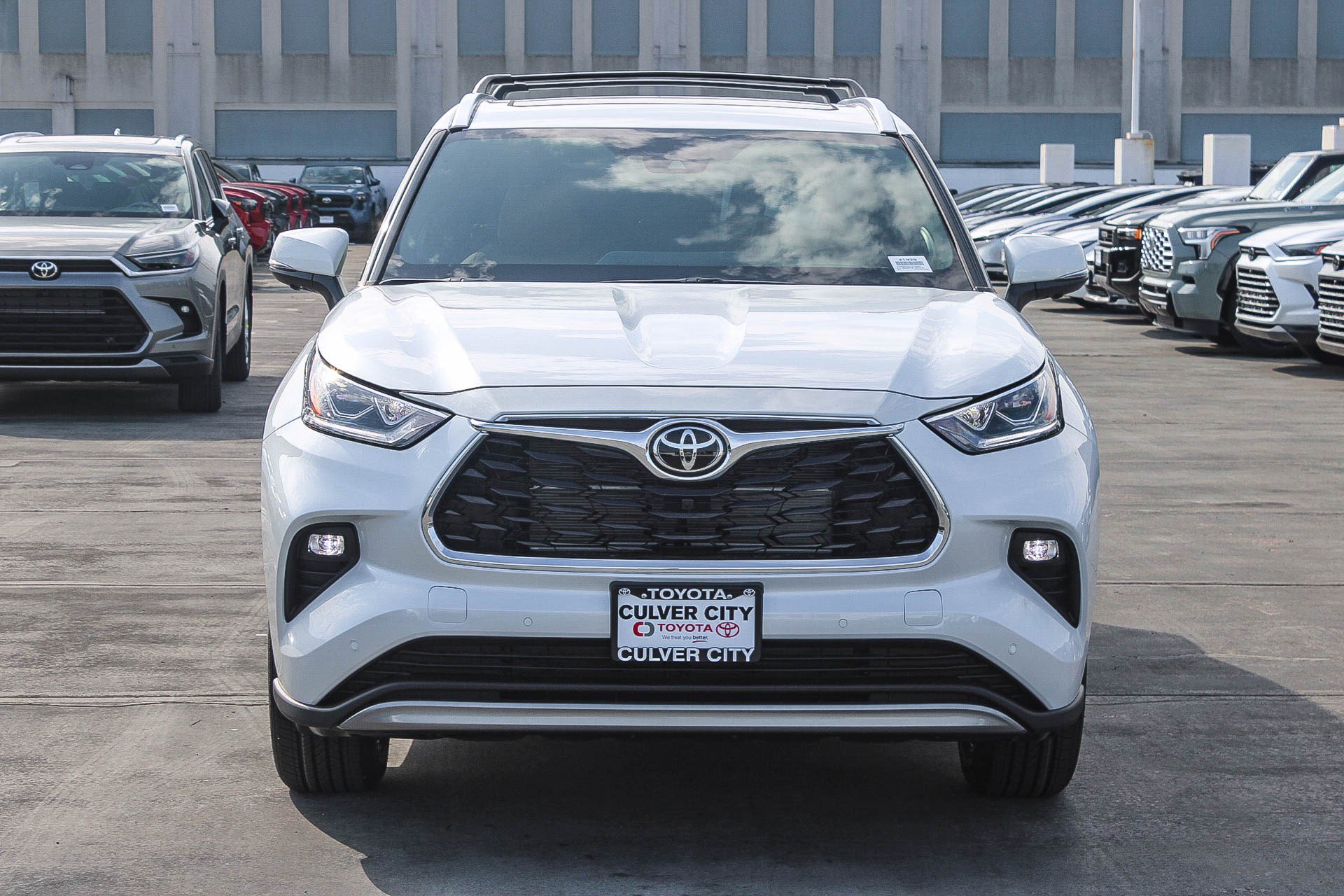 New 2026 Toyota Highlander Platinum image 2