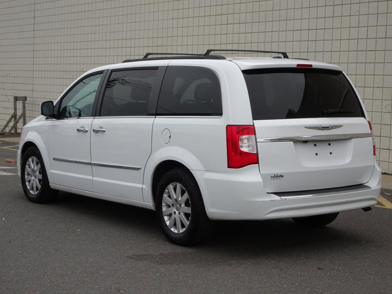 Used 2016 Chrysler Town & Country Touring w/ Driver Convenience Group image 5