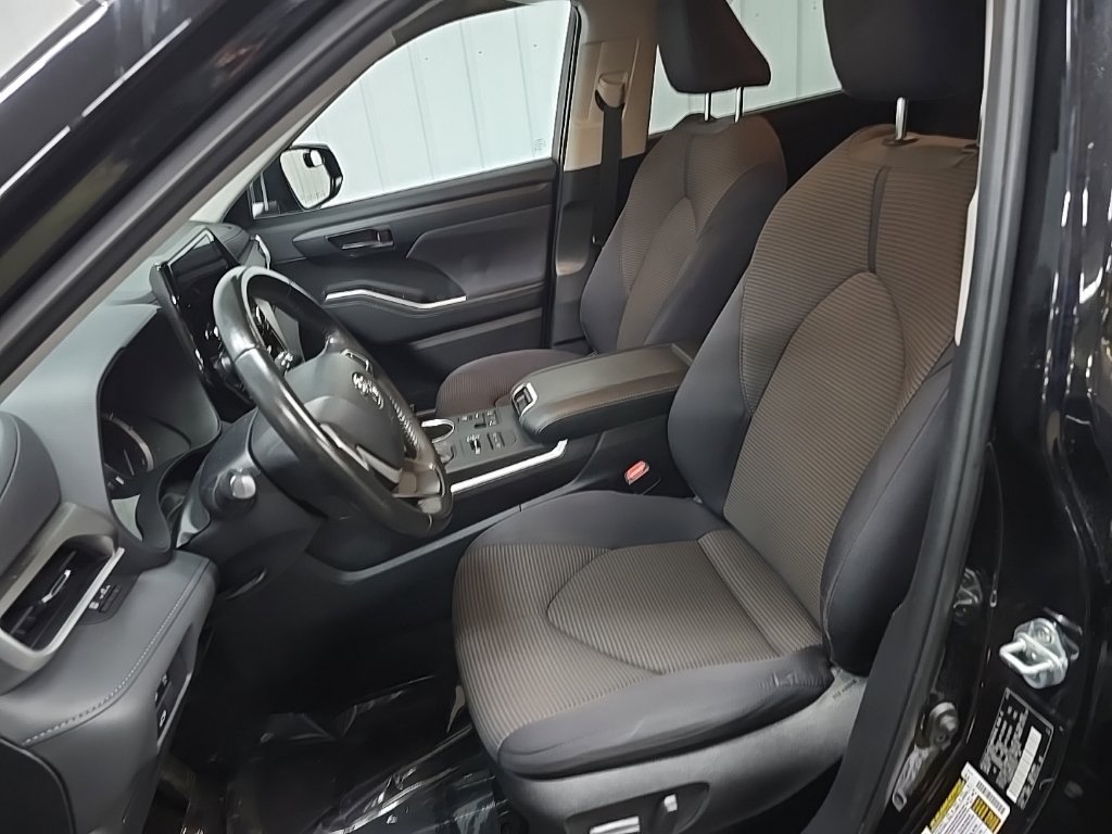 Used 2023 Toyota Highlander LE AWD/4WD image 29