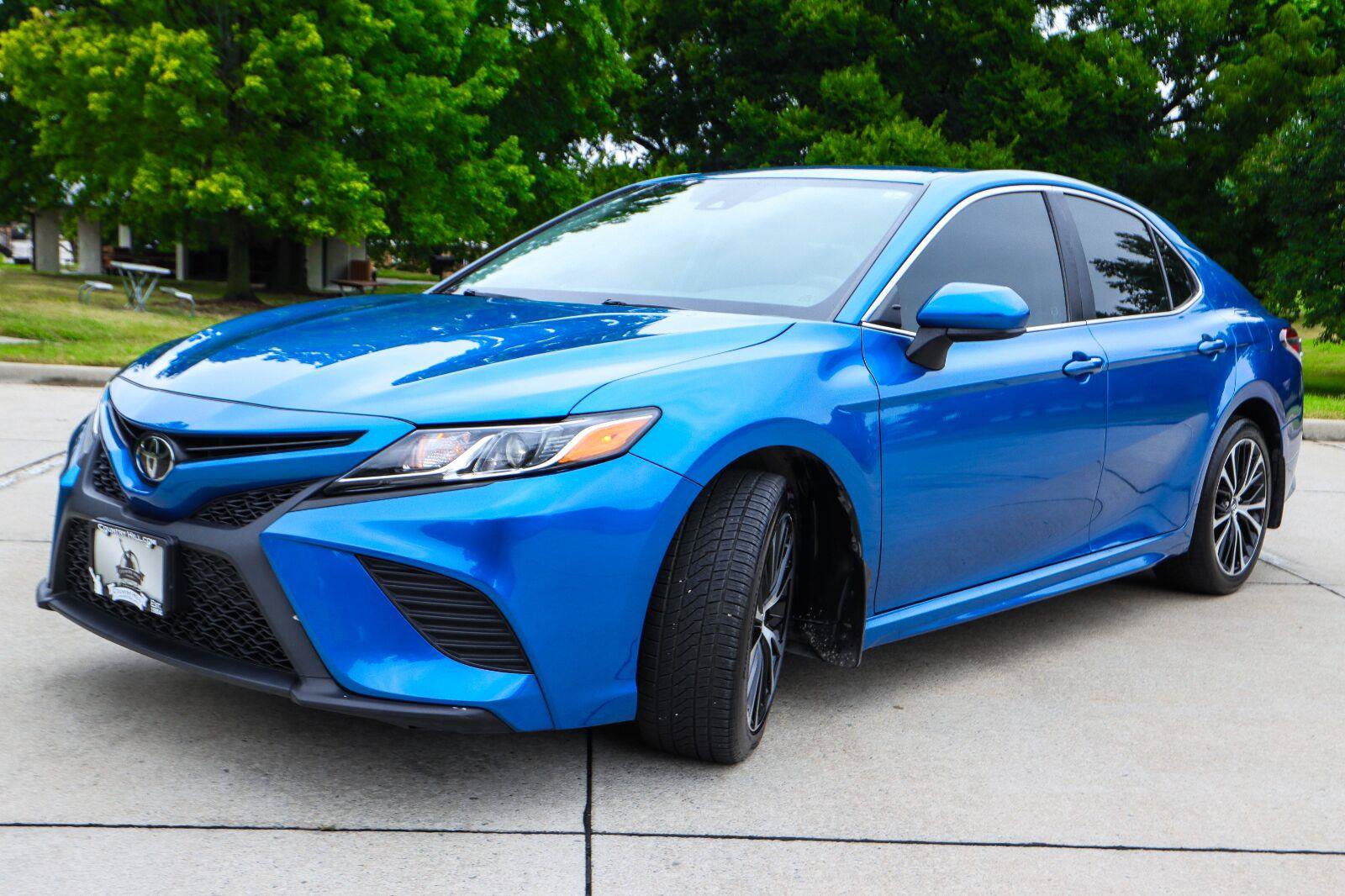 Used 2019 Toyota Camry SE FWD image 3