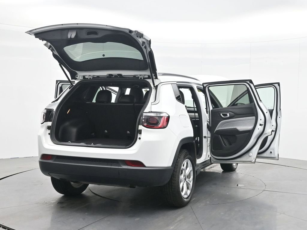 Used 2025 Jeep Compass Latitude image 35