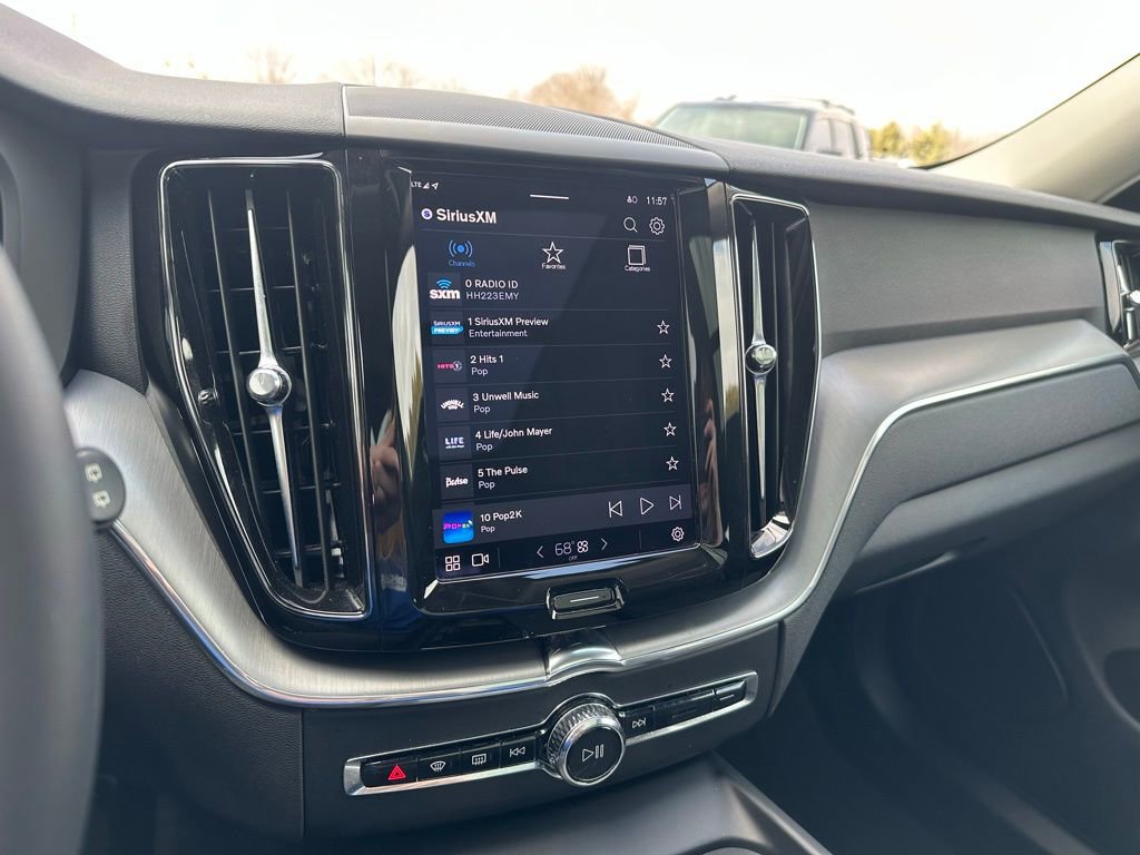 Used 2022 Volvo XC60 B5 Momentum image 23