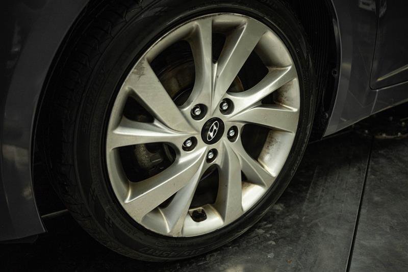 Used 2017 Hyundai Veloster FWD image 3