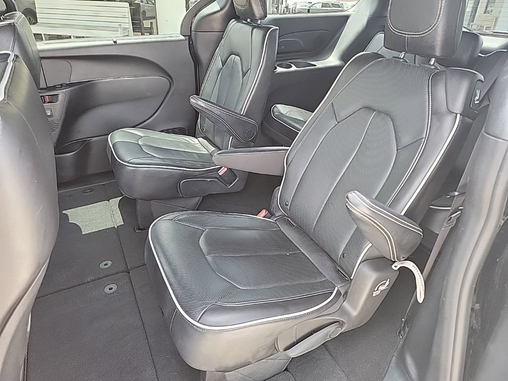 Used 2025 Chrysler Pacifica Limited image 12