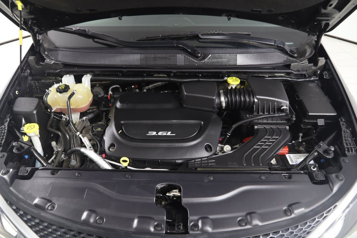 Used 2018 Chrysler Pacifica Touring-L FWD image 49